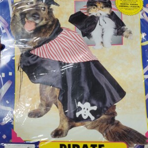 PIRATE HAT WITH PIRATE MOTIF & CAPE WITH SKULL MOTIF